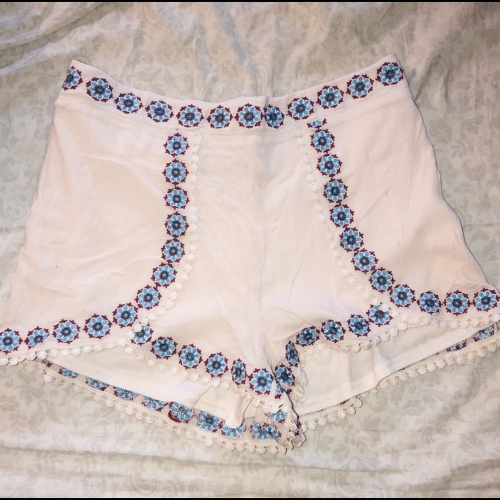 ⚡️Francesca’s embroidered flowy shorts⚡️